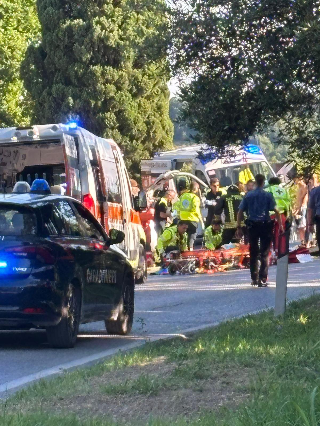Potenza Picena - Scontro tra auto e scooter, due persone elitrasportate a Torrette in gravissime condizioni